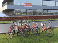 851375 Afbeelding van een parkeerplaatsje voor deelfietsen in de middenberm van de Busbaan Ouderijn te De Meern ...